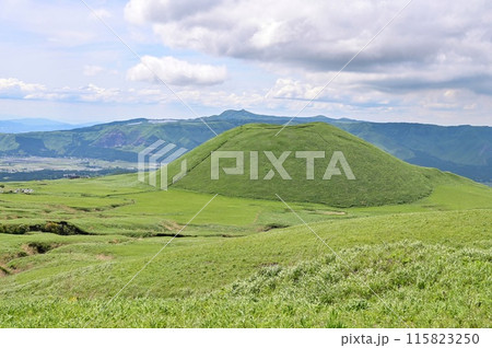 【熊本】阿蘇山の麓に広がる草原や山々。阿蘇山や米塚などを望む、広大な景色がとても綺麗で絶景でした。 115823250