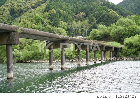 下から見る三里沈下橋 下から見る三里沈下橋 115823428