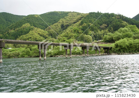 四万十川クルーズの屋形船から眺める三里沈下橋 四万十川クルーズの屋形船から眺める三里沈下橋 115823430