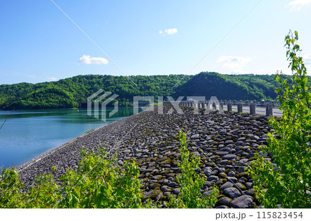 忠別ダム管理支所付近から見る忠別ダム 115823454