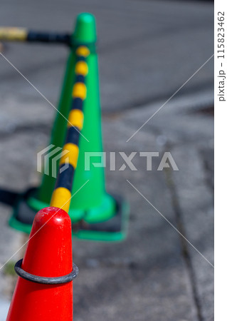 工事現場に置かれた三角コーン　ロードコーン 115823462