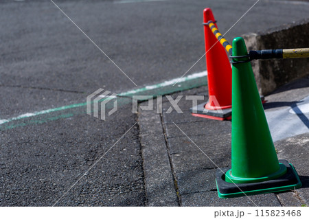 工事現場に置かれた三角コーン ロードコーン 工事現場に置かれた三角コーン ロードコーン 115823468