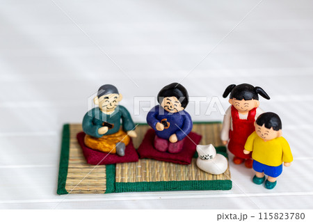手作り紙粘土人形 孫と楽しむ時間の写真素材 [115823780] - PIXTA