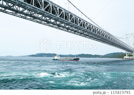 徳島県・鳴門海峡の渦潮と大鳴門橋 115823791