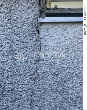 老朽化して割れた外壁 115823806
