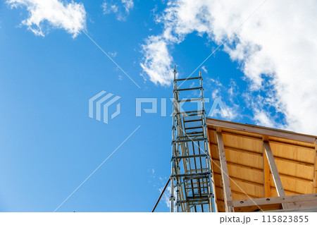 新築中の建築現場 木造二階建て住宅 建築中 新築中の建築現場 木造二階建て住宅 建築中 115823855