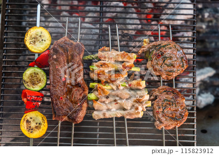 炭火でアウトドア料理　 outdoor barbecue with charcoal fire 115823912