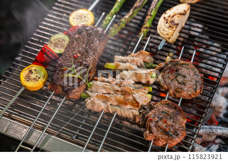 炭火でアウトドア料理 outdoor barbecue with charcoal fire 炭火でアウトドア料理 outdoor barbecue with charcoal fire 115823921