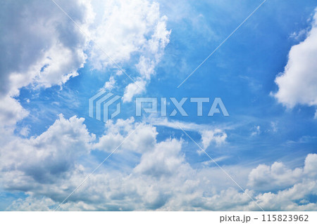 夏の青空と雲 115823962