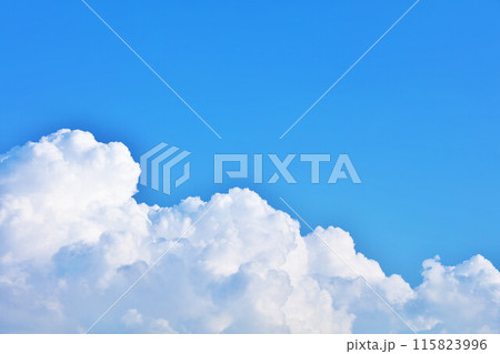 夏の青空と雲 115823996