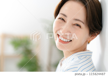 笑顔の女性 カメラ目線 笑顔の女性 カメラ目線 115824487