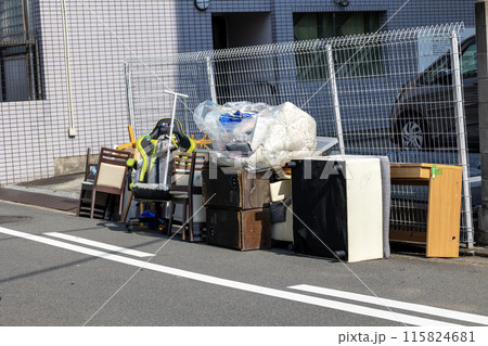 道端に置かれた回収を待つ引越しのゴミ 115824681