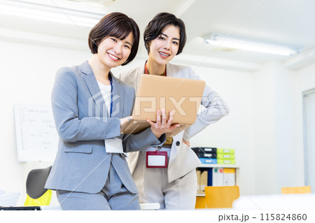 ノートパソコンを見ながら打ち合わせをする女性 115824860