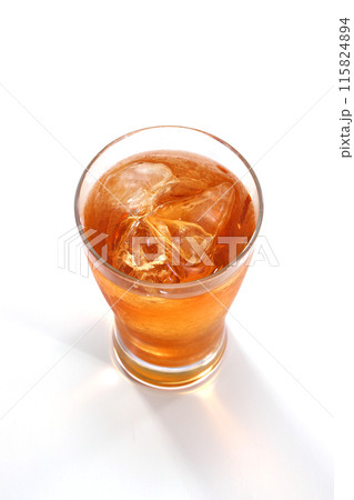 グラスに注がれたアイスティー 115824894
