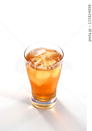 グラスに注がれたアイスティー グラスに注がれたアイスティー 115824898