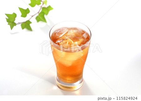 グラスに注がれたアイスティー 115824924