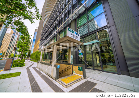 日本の東京都市景観 みずほ丸の内タワー（銀行会館）前の大手町駅出入口D4などを望む＝6月22日 115825358