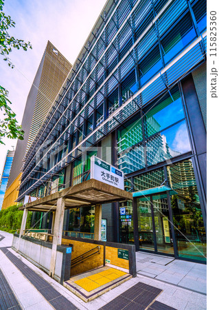 日本の東京都市景観 みずほ丸の内タワー（銀行会館）前の大手町駅出入口D4などを望む＝6月22日 115825360