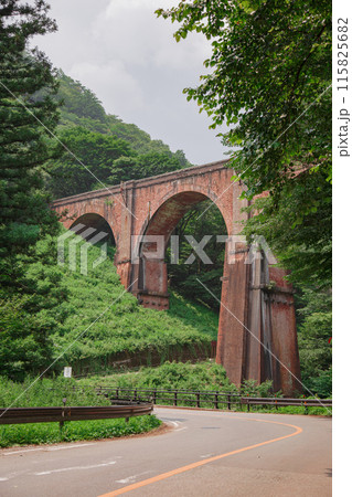 碓氷峠第三橋梁（めがね橋 ）を国道18号線から望む 　夏景 115825682