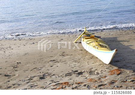夕暮れの海とボート 115826880