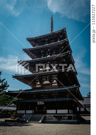 青空に映える世界遺産法隆寺の五重塔 青空に映える世界遺産法隆寺の五重塔 115827227