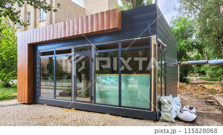 Construction of a street shopping pavilion for a store, all stages of construction, detailed overview 115828068