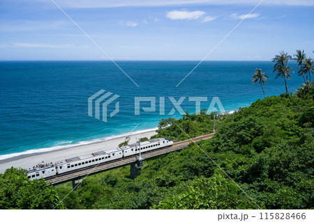 台湾鉄路管理局EMU3000型電車「自強号」が海を背景に絶景の南廻線の太麻里を走る 台湾鉄路管理局EMU3000型電車「自強号」が海を背景に絶景の南廻線の太麻里を走る 115828466