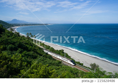 台湾鉄路管理局EMU3000型電車「自強号」が海を背景に絶景の南廻線の太麻里を走る 台湾鉄路管理局EMU3000型電車「自強号」が海を背景に絶景の南廻線の太麻里を走る 115828486