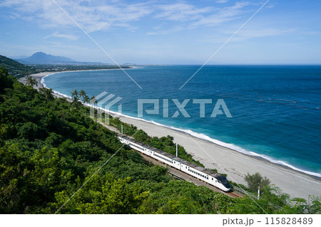 台湾鉄路管理局EMU3000型電車「自強号」が海を背景に絶景の南廻線の太麻里を走る 115828489