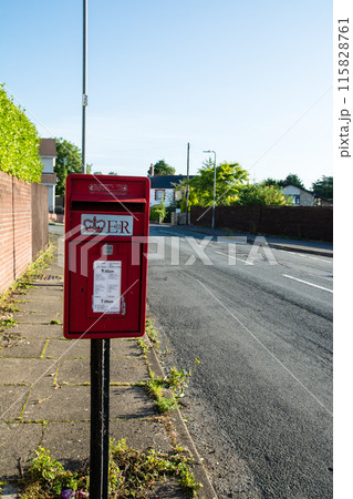 道路脇に建てられた小さいローヤルメールのポスト　南ウェールズの郊外の街にて 115828761