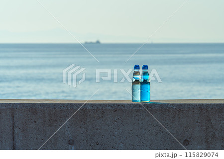 朝日に輝く夏の海とラムネ 朝日に輝く夏の海とラムネ 115829074