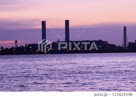 横浜 早朝の工業地帯風景 横浜 早朝の工業地帯風景 115829396