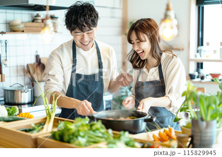 キッチンで料理・家事をするカップル 115829945