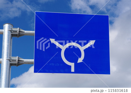 道路標識　ラウンドアバウト　環状交差点 115831618