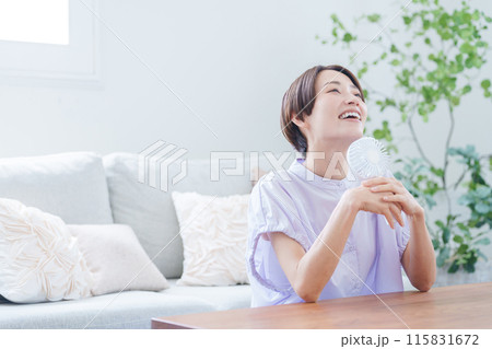 ハンディ扇風機を使う女性 115831672