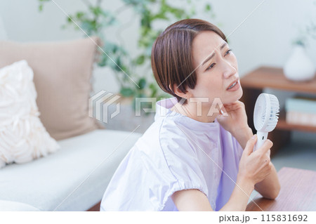 ハンディ扇風機を使う女性 115831692
