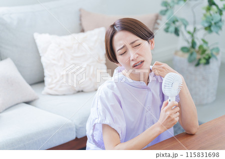 ハンディ扇風機を使う女性 115831698