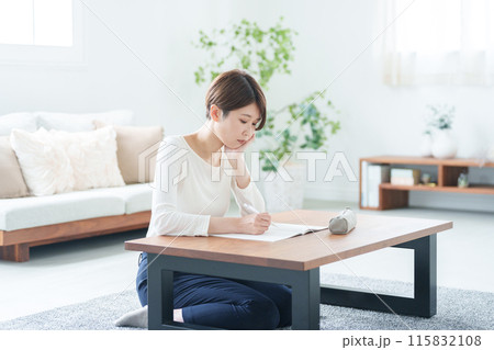 家で勉強する社会人女性 家で勉強する社会人女性 115832108