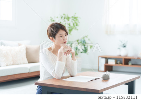 家で勉強する社会人女性 家で勉強する社会人女性 115832111
