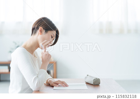 家で勉強する社会人女性 115832118