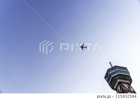 博多ポートタワーと飛行機 博多ポートタワーと飛行機 115832584