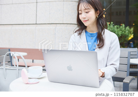 カフェでマウスピース矯正を外す女性 カフェでマウスピース矯正を外す女性 115832707