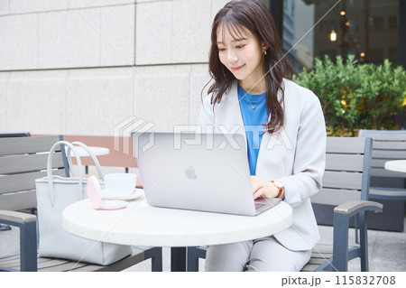 カフェでマウスピース矯正を外す女性 カフェでマウスピース矯正を外す女性 115832708