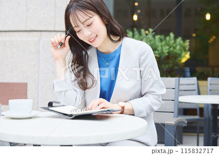 仕事中にカフェでスケジュールを見る女性 仕事中にカフェでスケジュールを見る女性 115832717