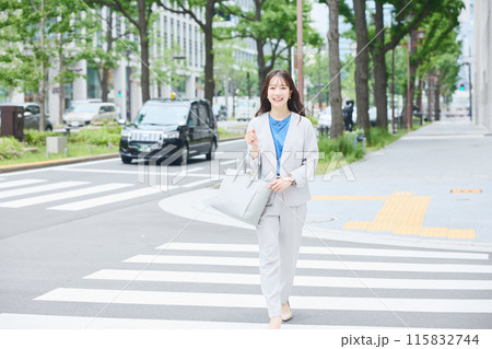 オフィス街を歩く女性 115832744