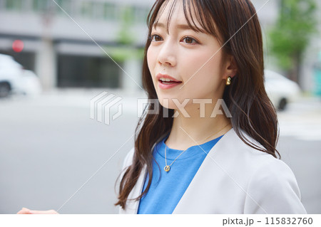 オフィス街を歩く女性 オフィス街を歩く女性 115832760