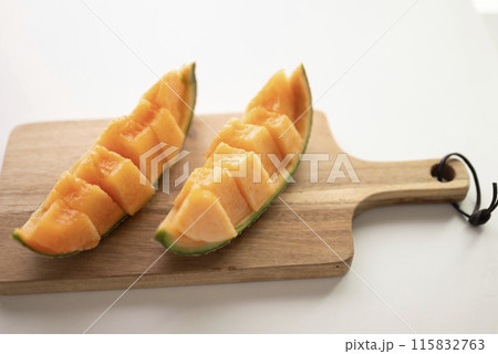 カットした完熟メロンマリアージュ 115832763