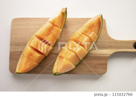 カットした完熟メロンマリアージュ 115832766