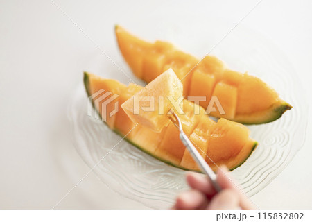 完熟メロンを食べる 115832802