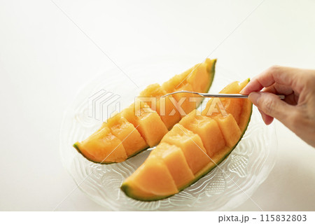 完熟メロンを食べる 完熟メロンを食べる 115832803